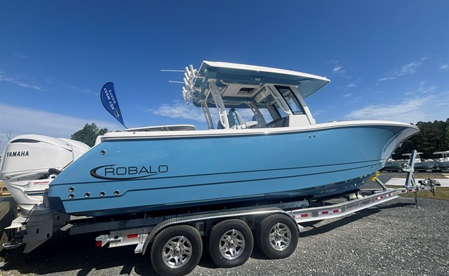  2026 Robalo rR300 center console
